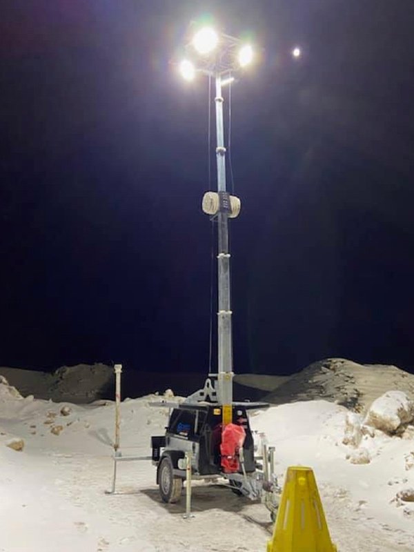 Solar light tower used to light winter construction site